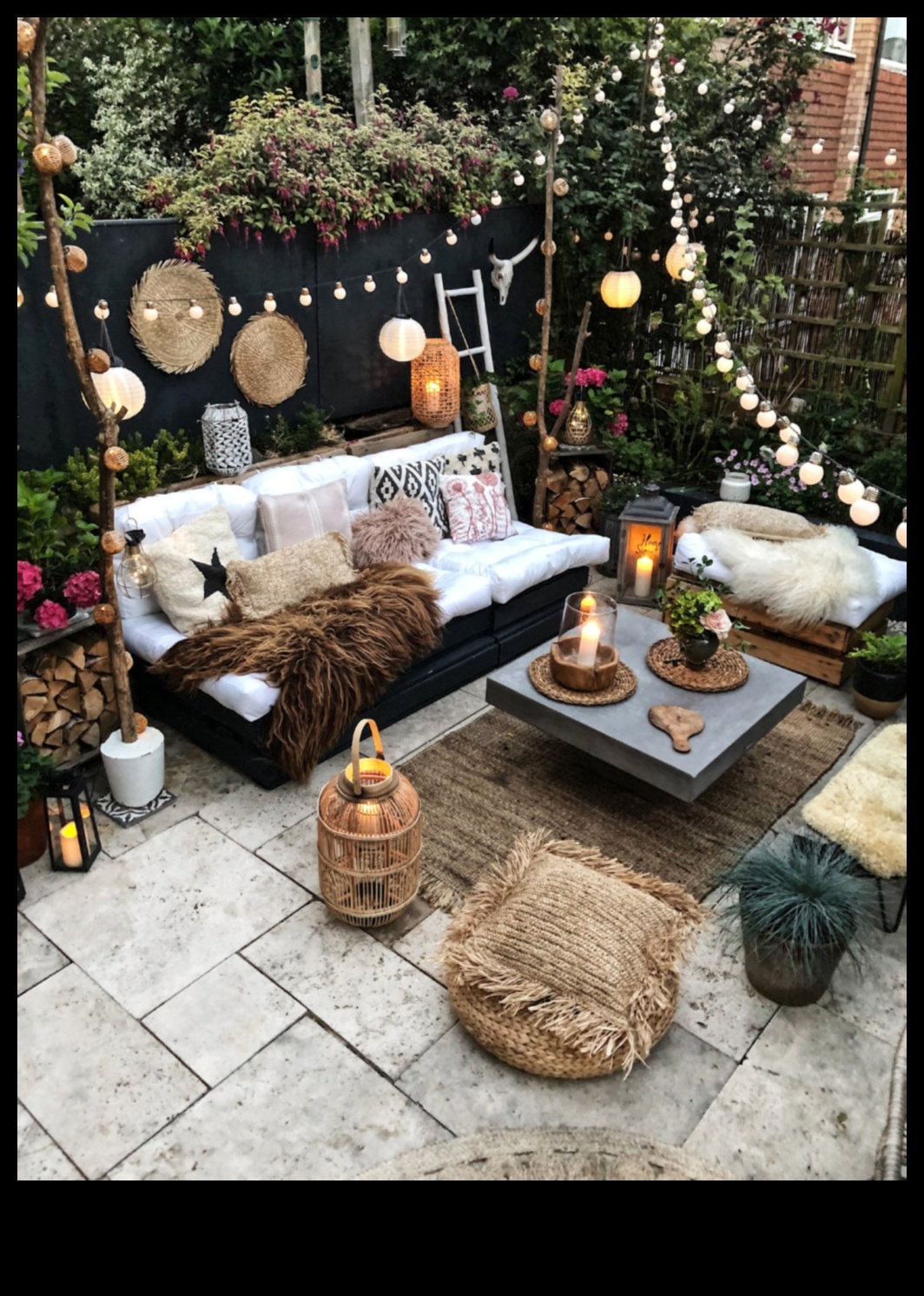 Υπάρχουν συμβουλές για τη διακόσμηση ενός εξωτερικού χώρου σαλονιού με μια νότα Boho;