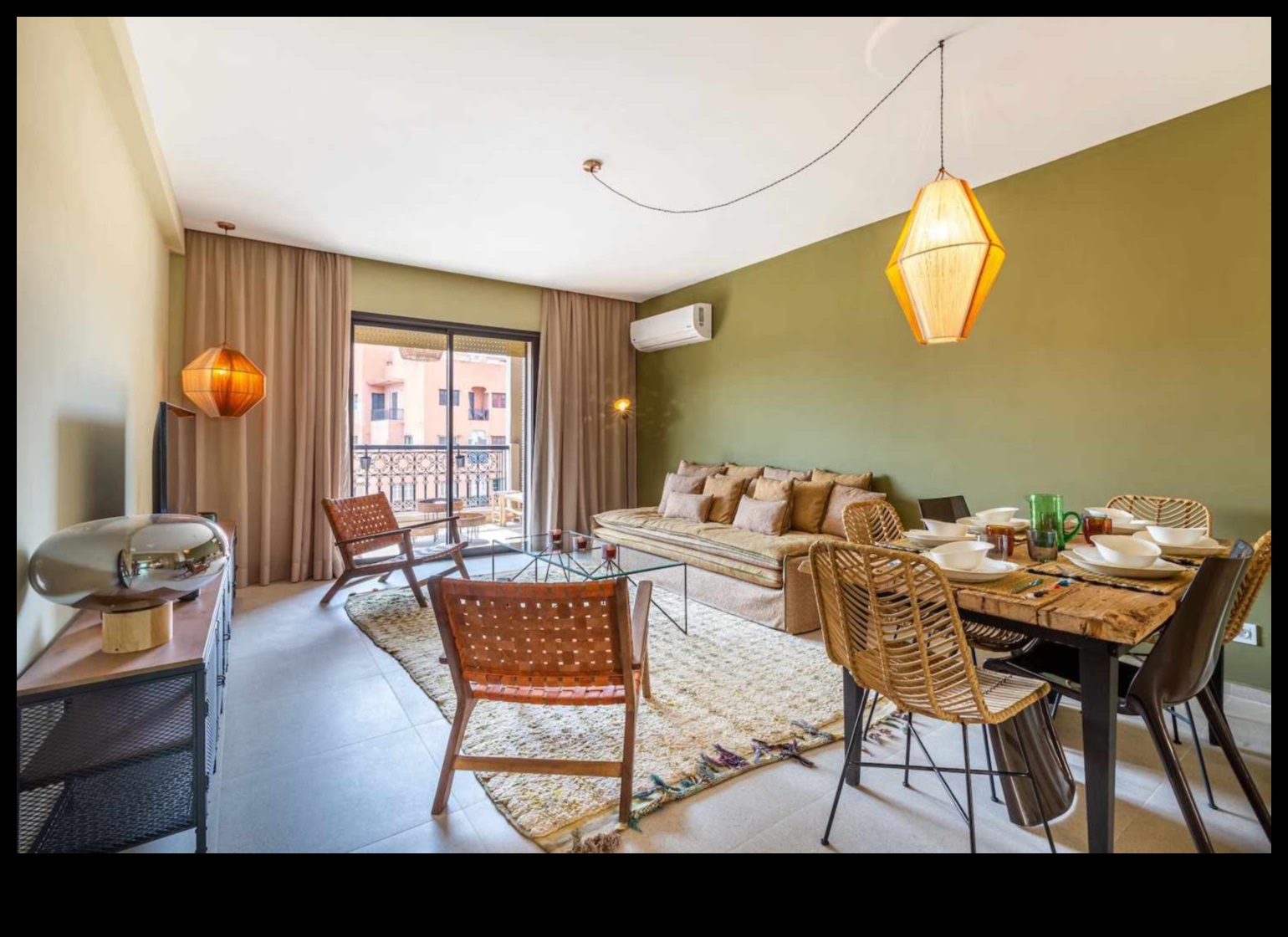 Μαροκινή διακόσμηση σαλονιού με πλούσια υφάσματα