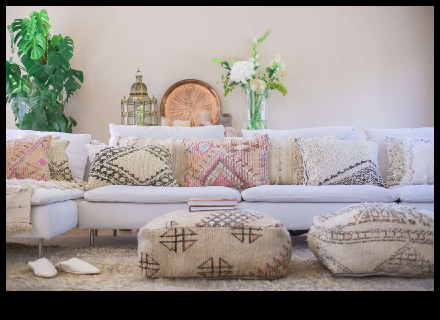 Μαροκινή διακόσμηση σαλονιού με πλούσια υφάσματα
