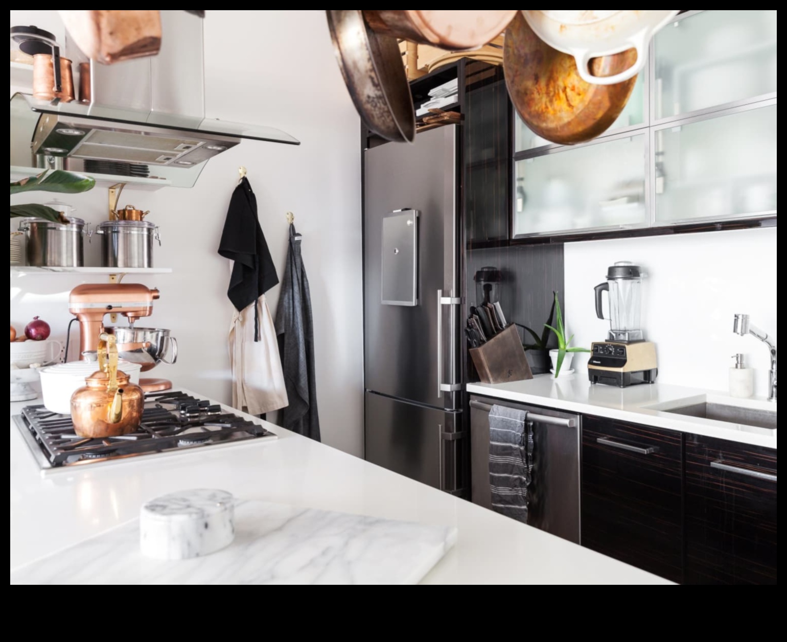 Ιδέες Industrial Chic διακόσμησης κουζίνας με ανοιχτά ράφια