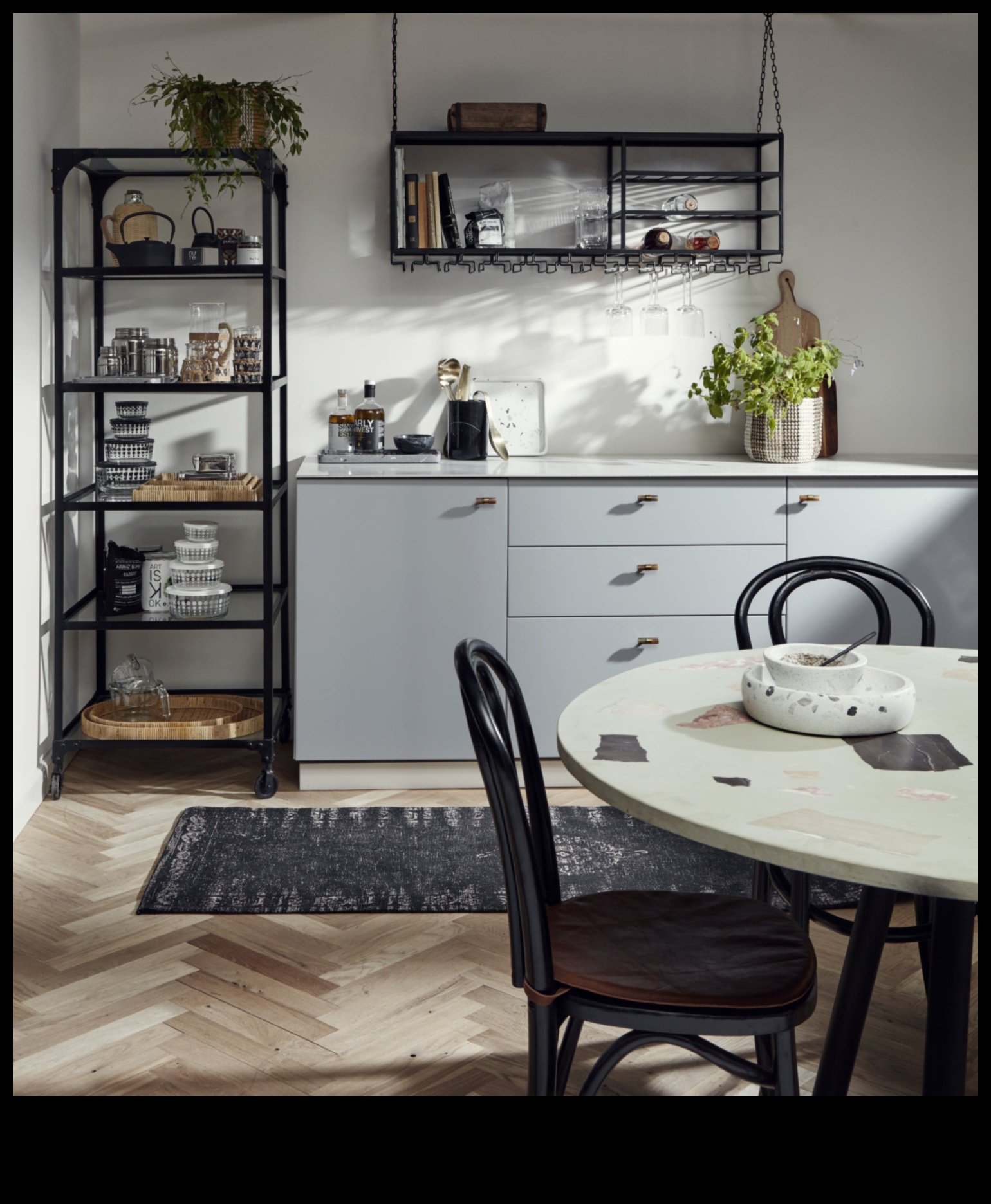 Ιδέες Industrial Chic διακόσμησης κουζίνας με ανοιχτά ράφια