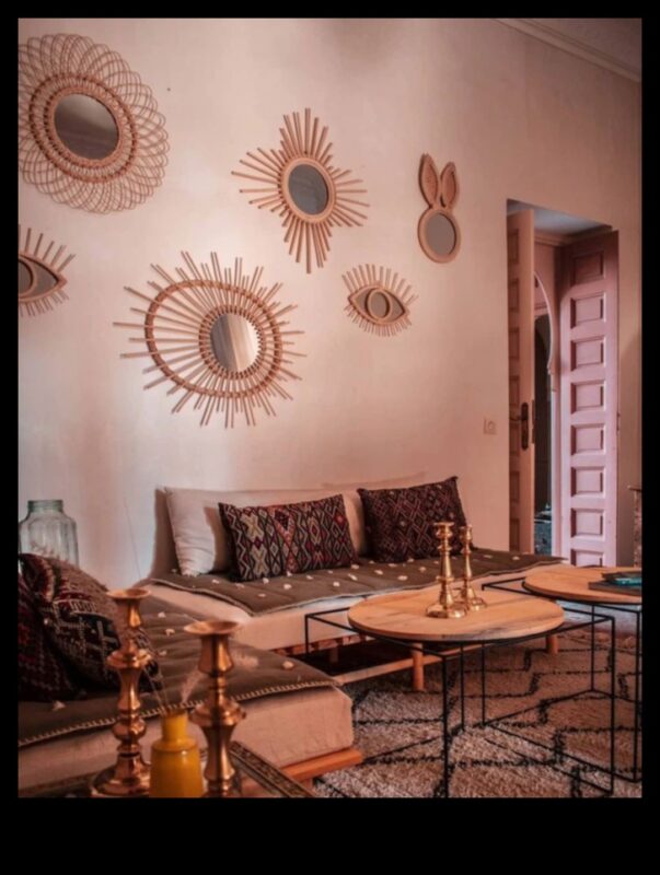 Μαροκινή διακόσμηση σαλονιού με πλούσια υφάσματα